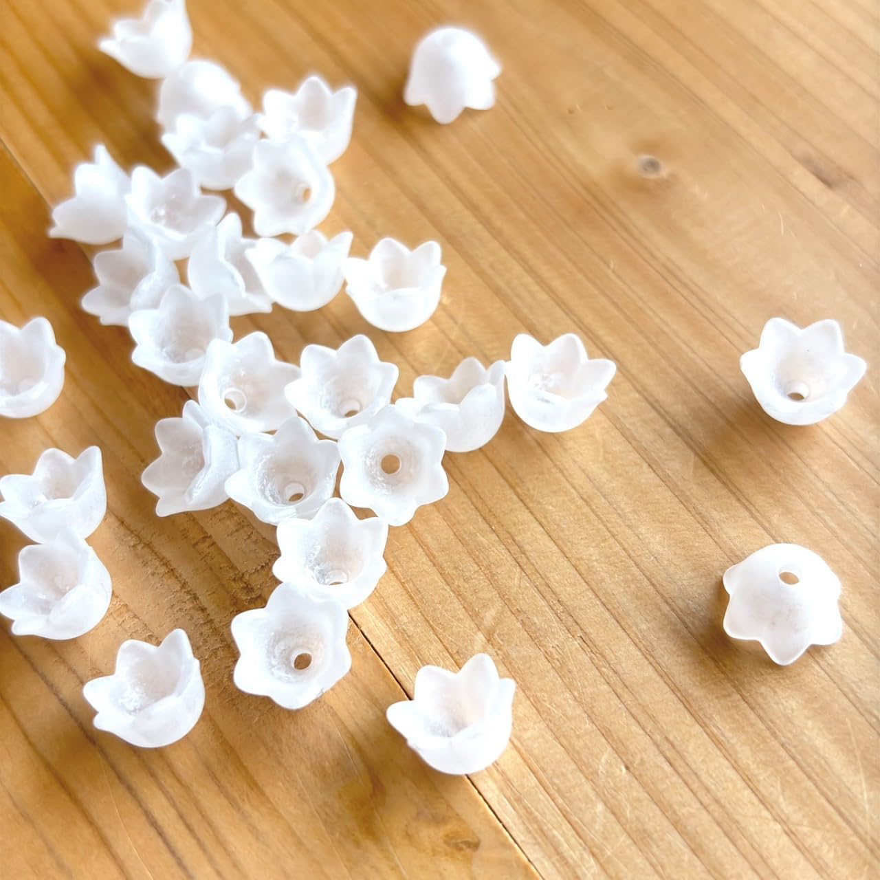 【専用】(No.150①) ミニビーズ入り♪小花 白 Amazon.co.jp: アクリル ビーズ 可憐な小さいお花 すずらん